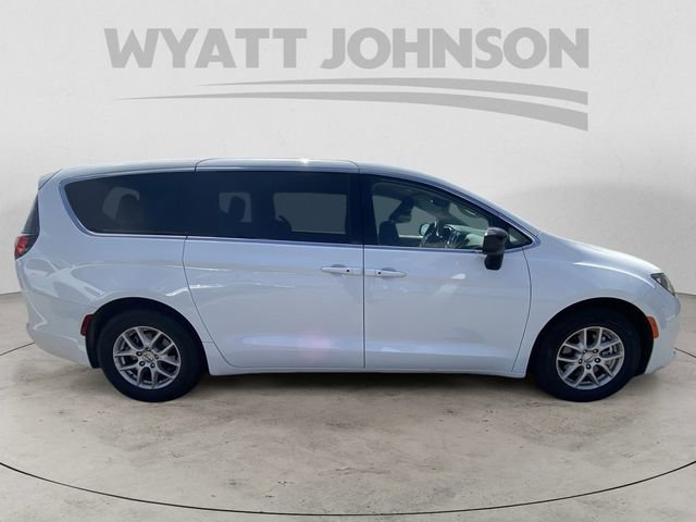 Used 2024 Chrysler Voyager LX image 11