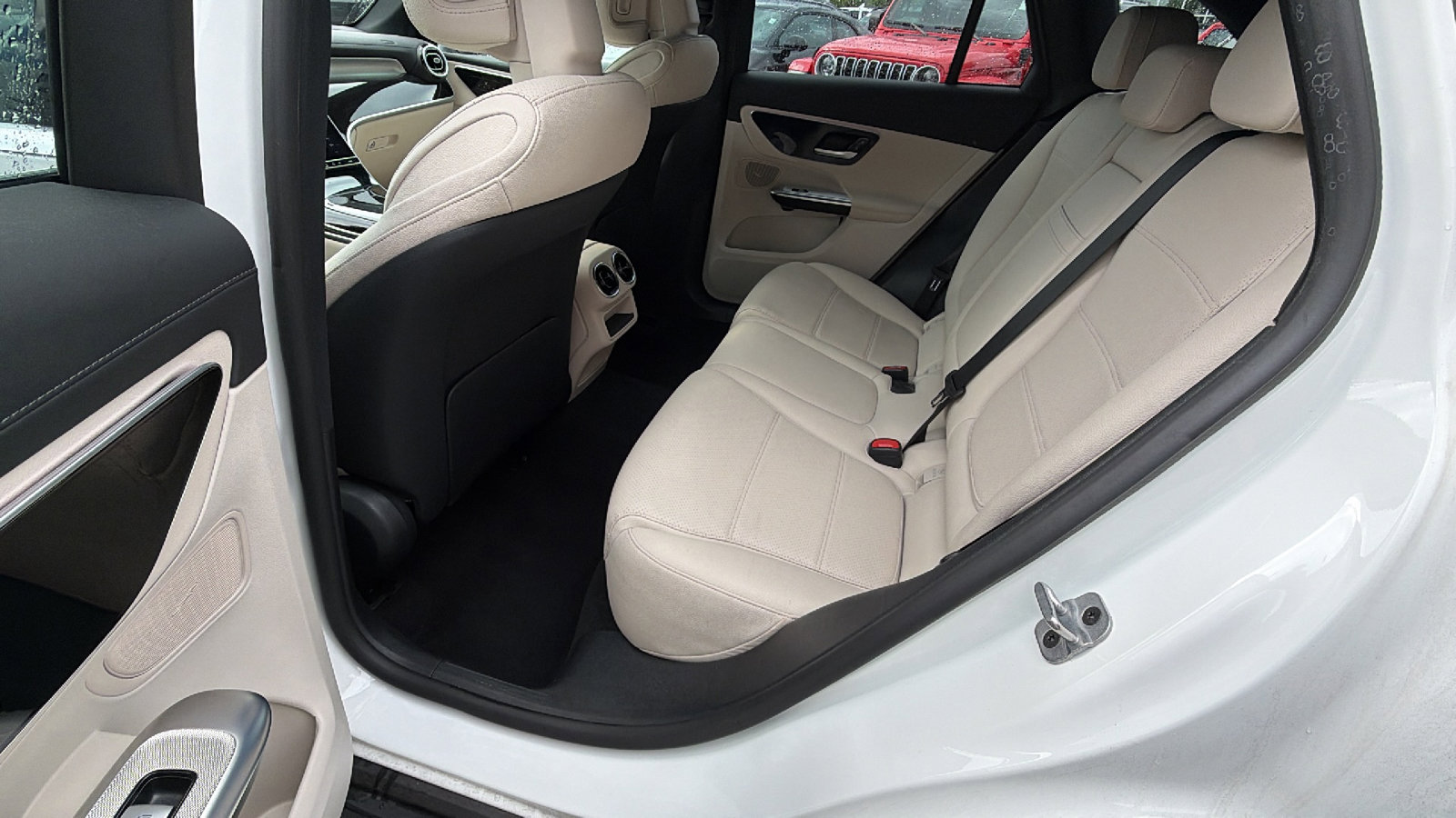 Used 2024 Mercedes-Benz GLC 300 image 23