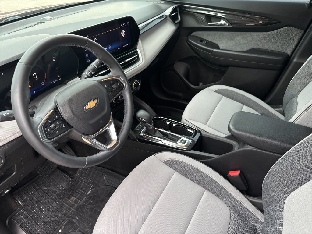 Used 2025 Chevrolet TrailBlazer LT w/ LT Cold Weather Package FWD image 10
