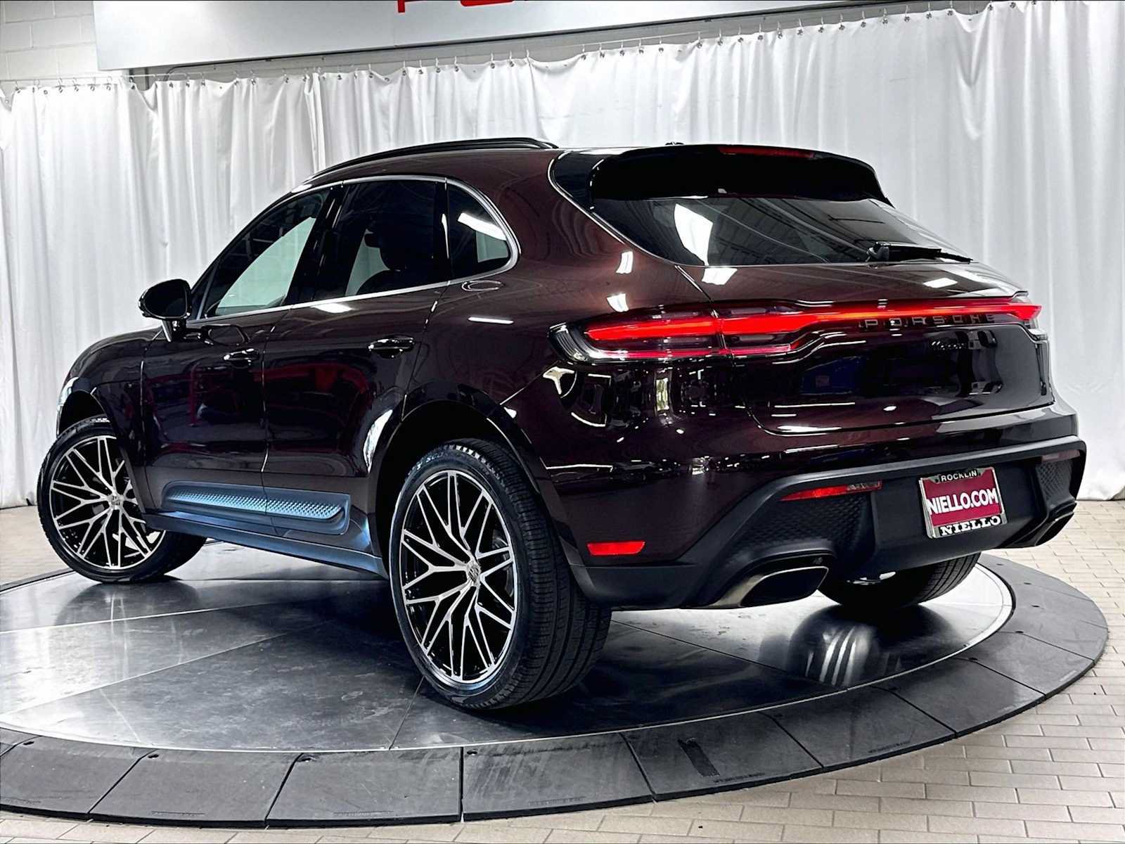 Used 2026 Porsche Macan AWD/4WD image 3