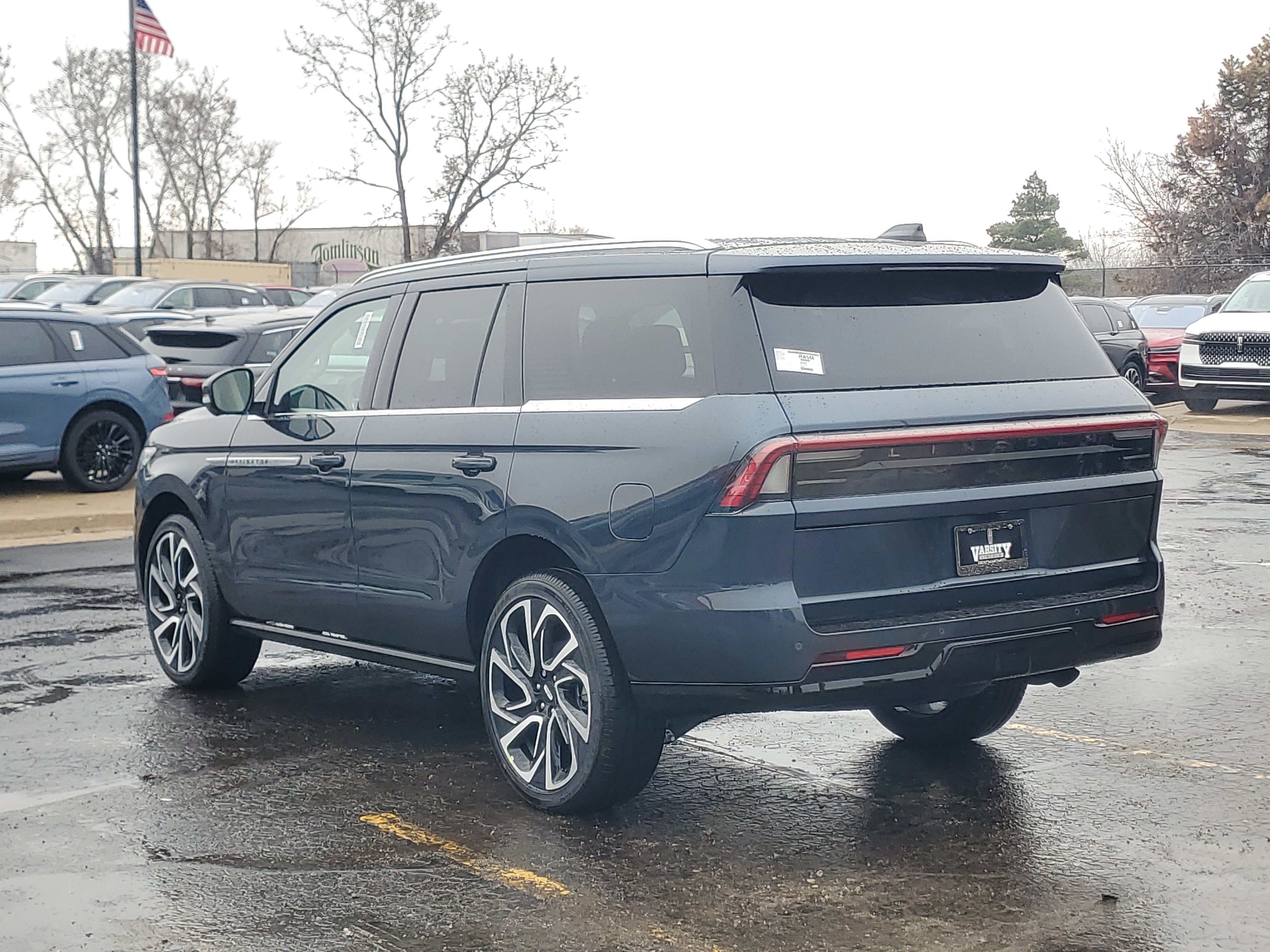 New 2026 Lincoln Navigator Reserve AWD/4WD image 3