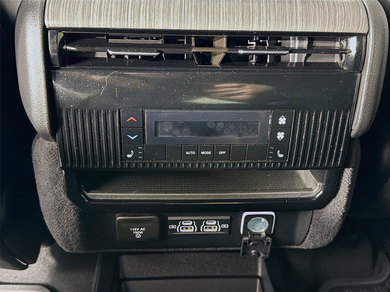 Used 2024 Jeep Wagoneer Series III w/ Premium Group I AWD/4WD image 29
