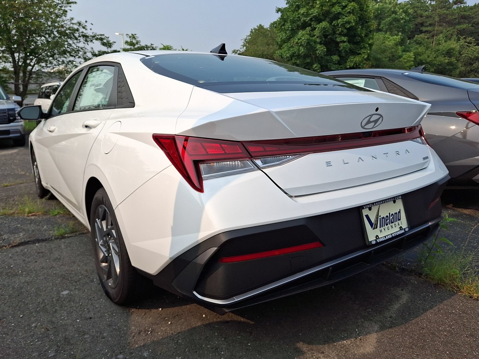 New 2025 Hyundai Elantra Hybrid FWD image 3