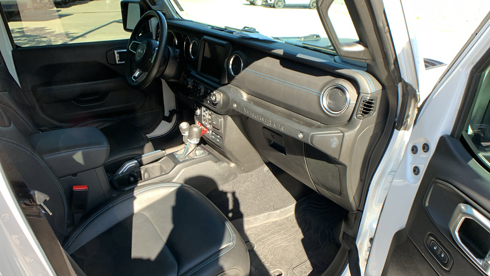 Used 2023 Jeep Wrangler Unlimited Rubicon 4xe w/ Cold Weather Group AWD/4WD image 31