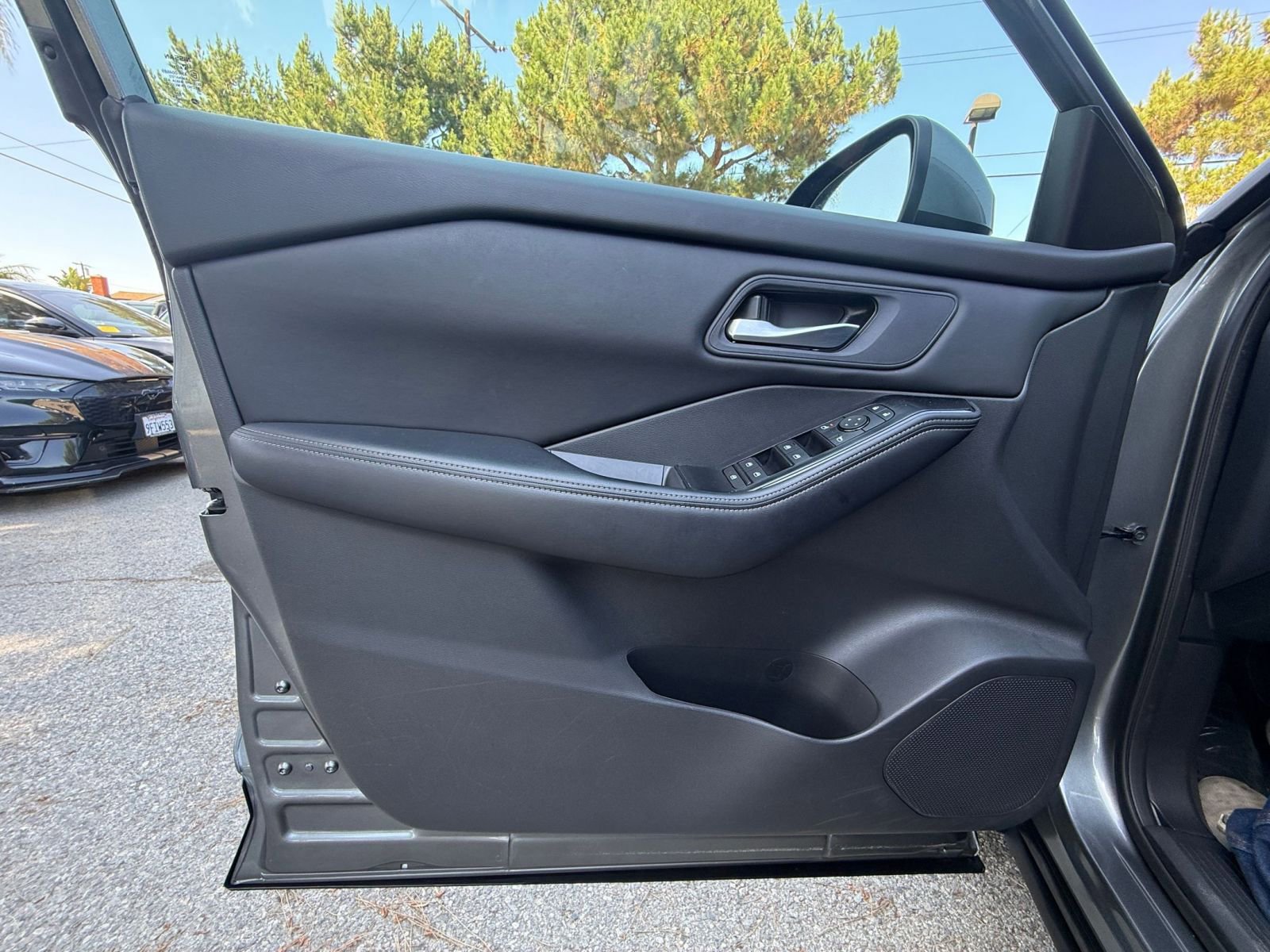 Used 2025 Nissan Rogue SV FWD image 18