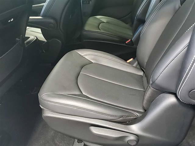 Used 2025 Chrysler Pacifica Select FWD image 11
