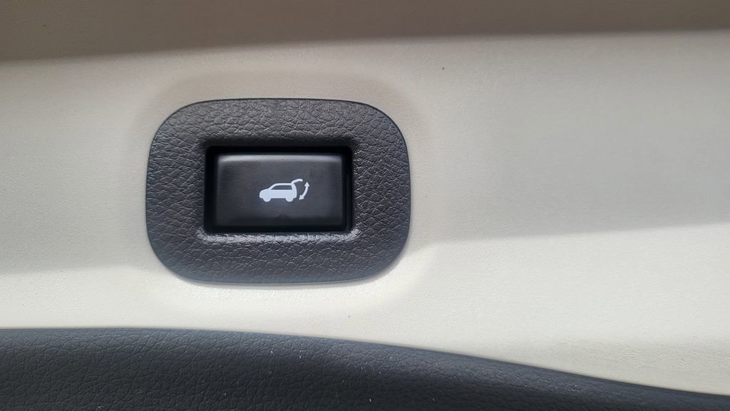 Used 2020 Nissan Rogue SV w/ Premium Package image 13