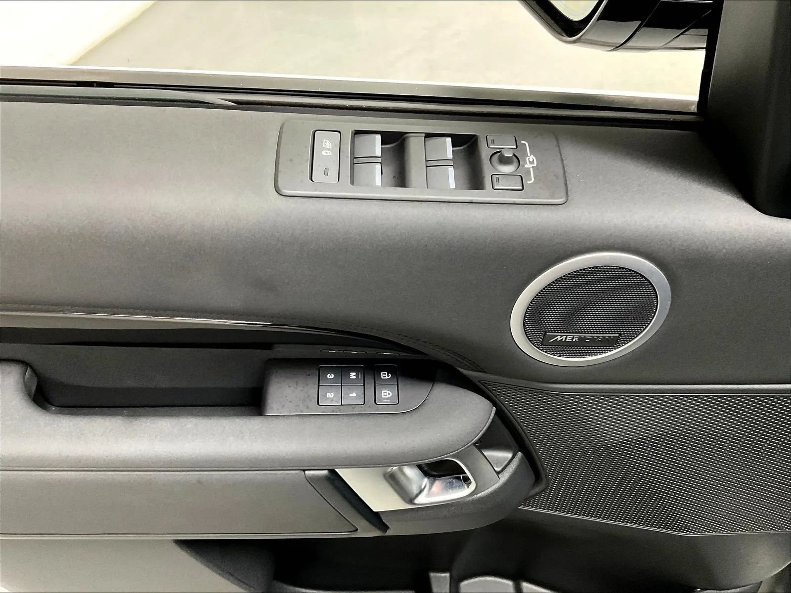 Used 2025 Land Rover Discovery S AWD/4WD image 39