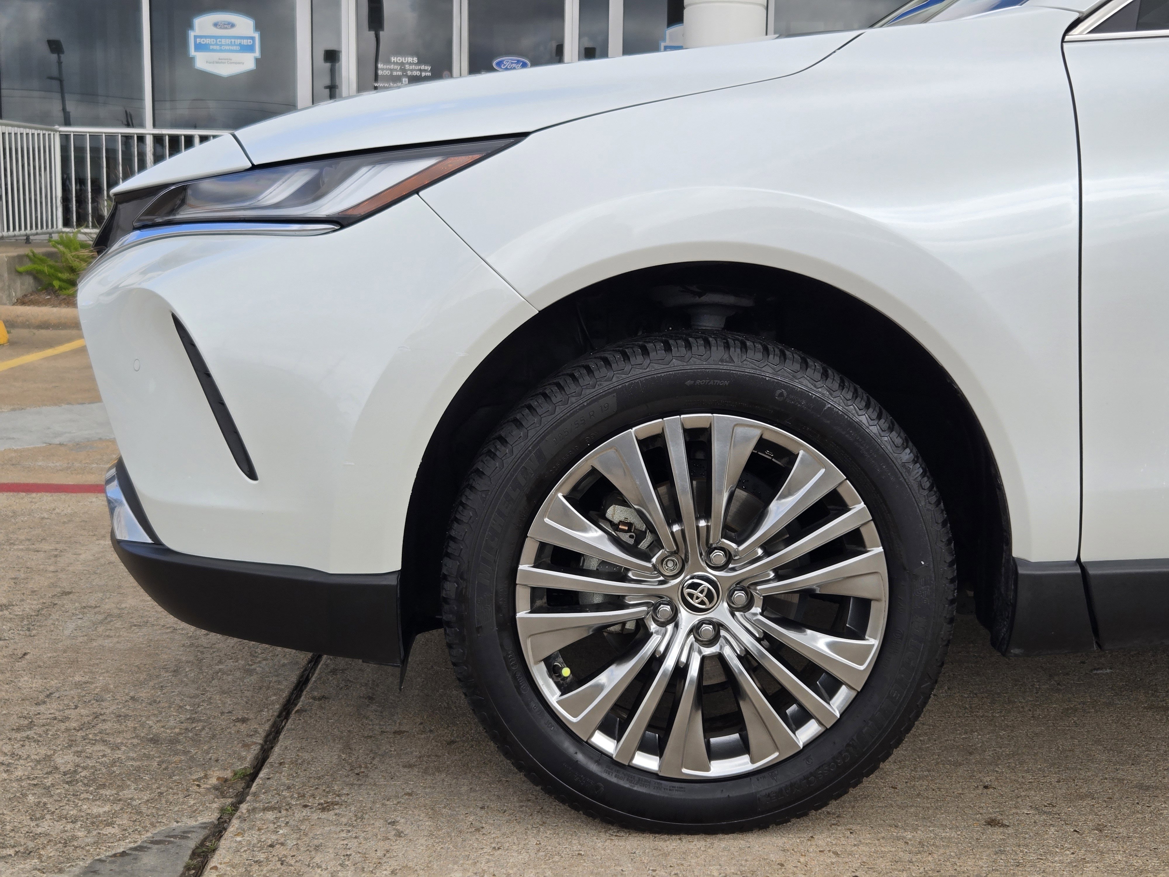 Used 2024 Toyota Venza XLE AWD/4WD image 5