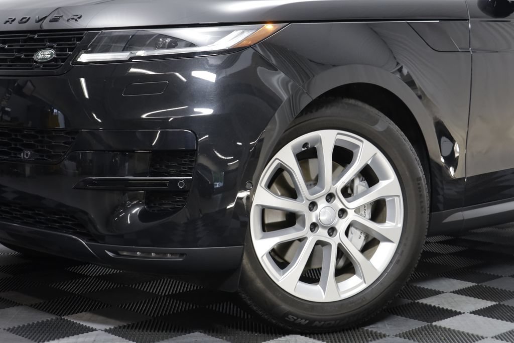 Used 2025 Land Rover Range Rover Sport SE AWD/4WD image 3