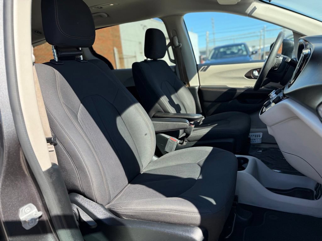 Used 2017 Chrysler Pacifica Touring FWD image 23