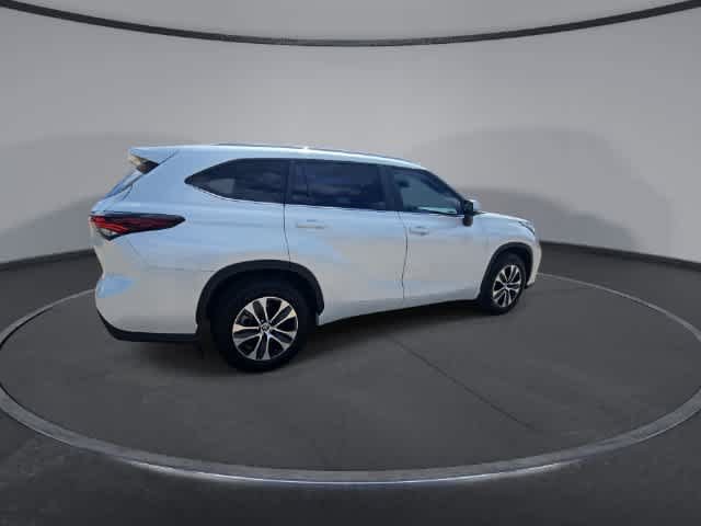 Used 2024 Toyota Highlander XLE FWD image 8