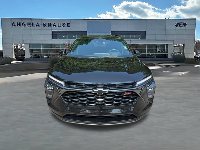 Used 2025 Chevrolet Trax RS w/ Driver Confidence Package FWD image 2