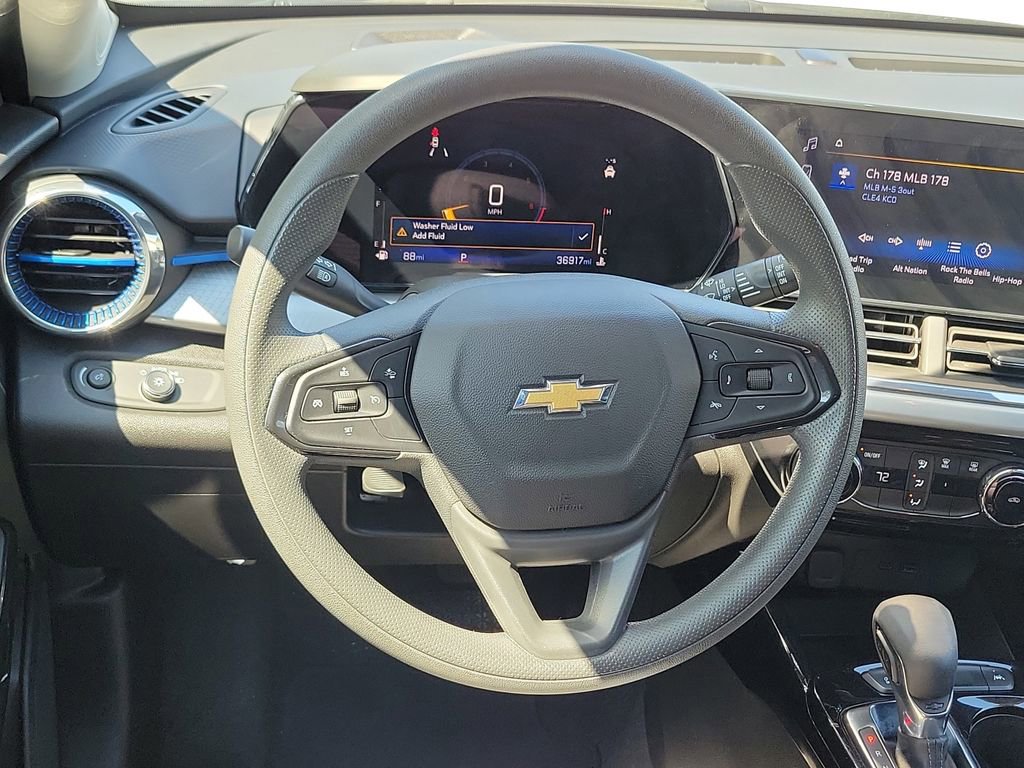 Used 2025 Chevrolet Trax LT FWD image 23