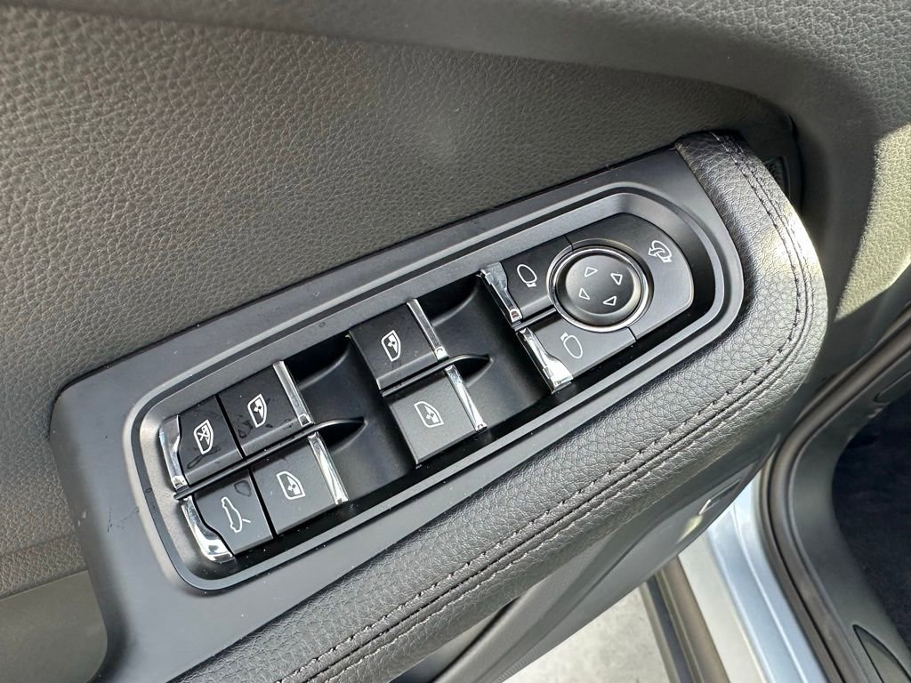 Certified 2025 Porsche Macan AWD/4WD image 15