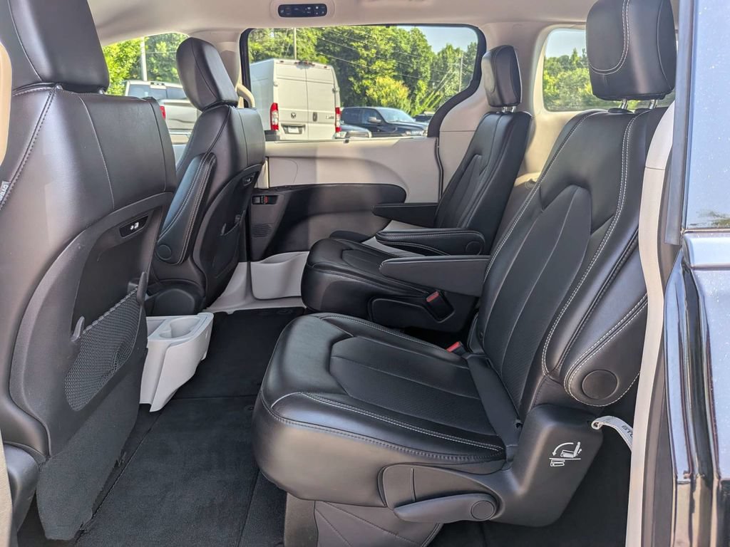 Used 2024 Chrysler Pacifica Touring-L FWD image 14