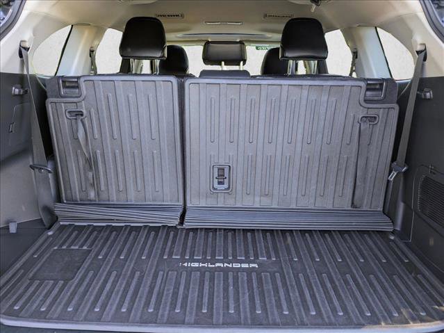 Used 2023 Toyota Highlander XLE image 6