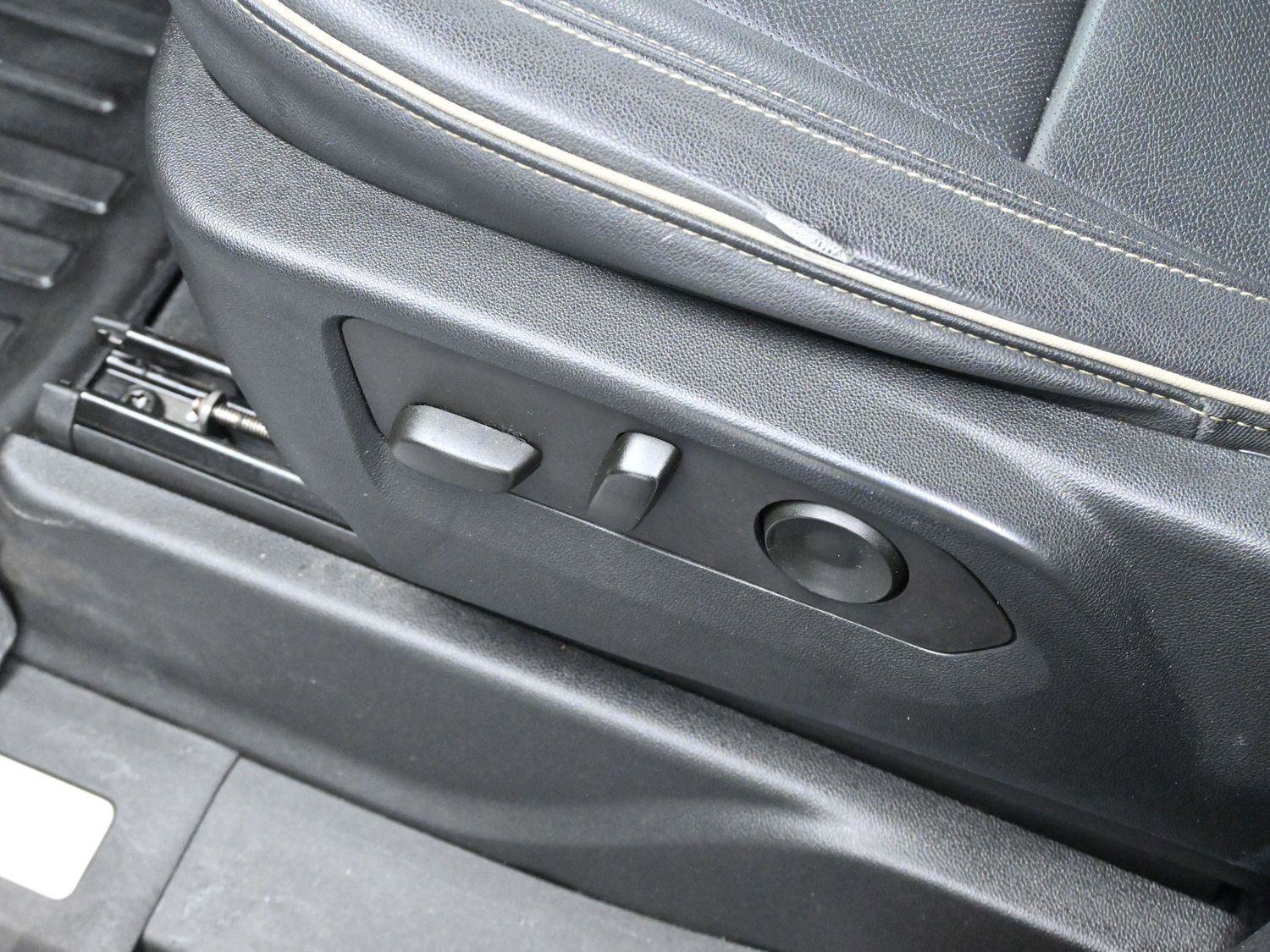 Used 2023 GMC Yukon SLT w/ SLT Premium Package image 14