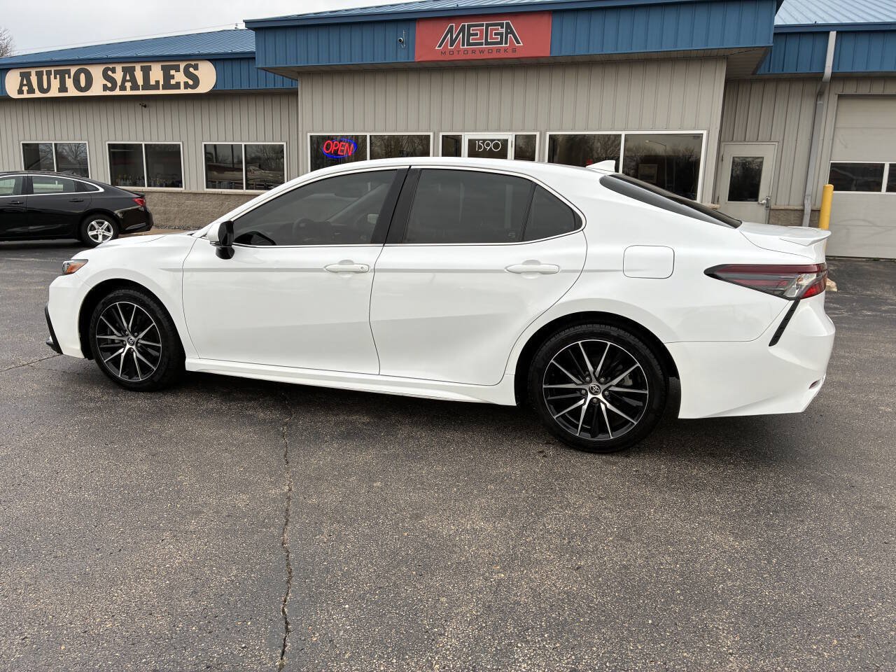 Used 2023 Toyota Camry SE FWD image 9