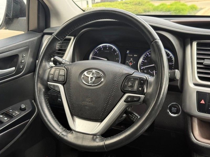 Used 2017 Toyota Highlander Limited w/ Carpet Mat Package AWD/4WD image 16