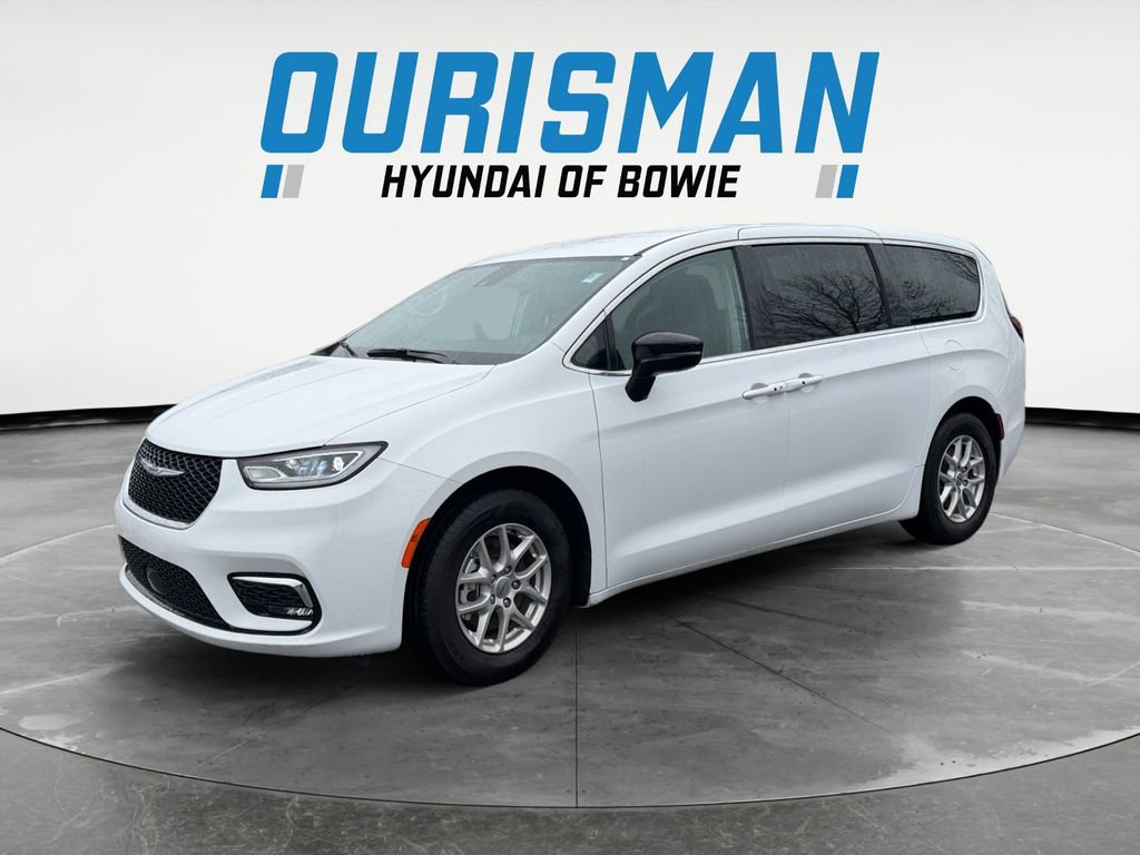 Used 2024 Chrysler Pacifica Touring-L image 2