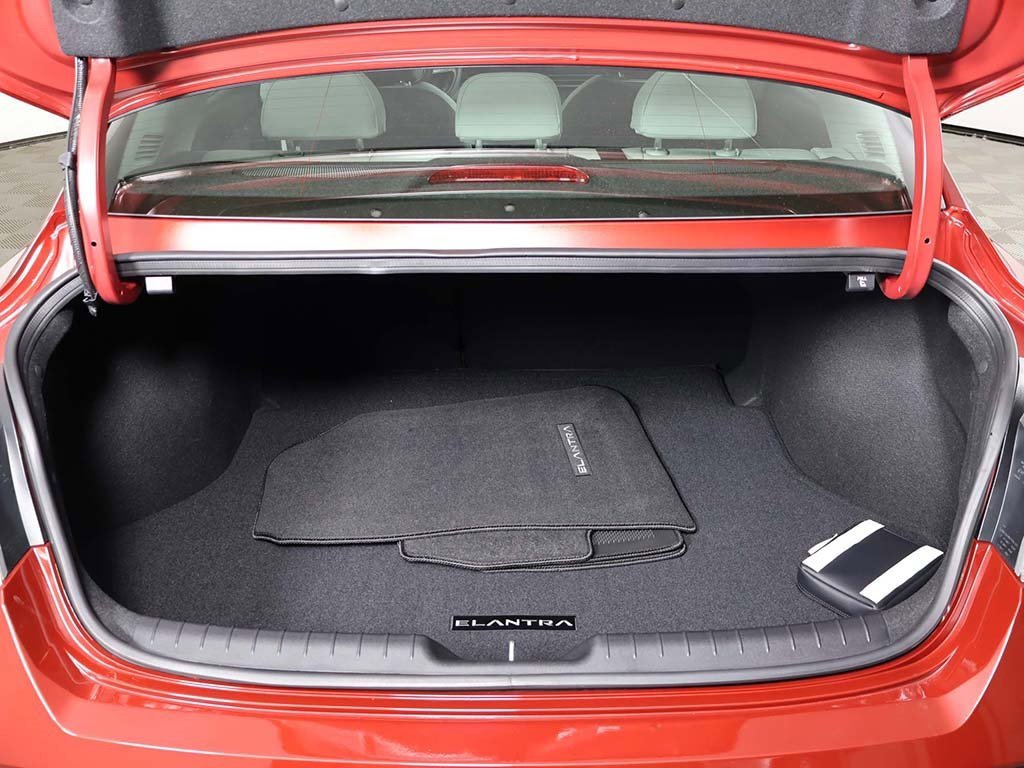 Certified 2025 Hyundai Elantra Limited image 18