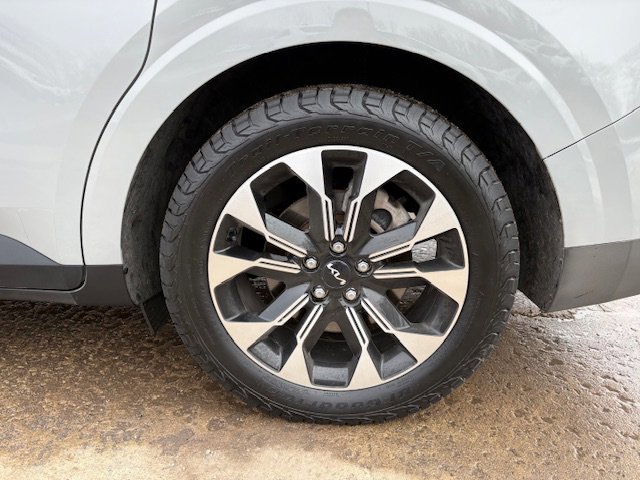 Used 2023 Kia Carnival EX image 7