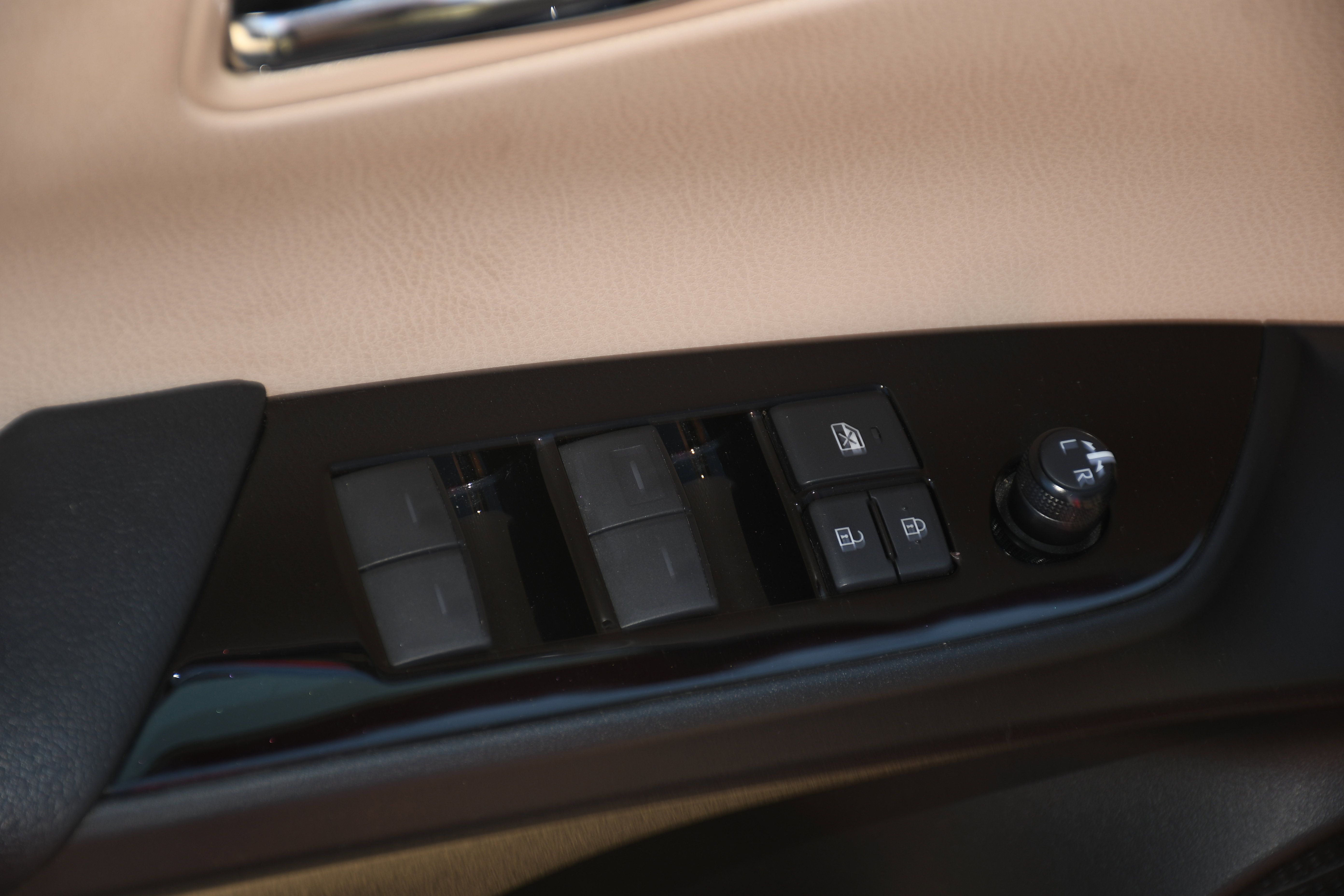 Certified 2020 Toyota Prius LE image 10