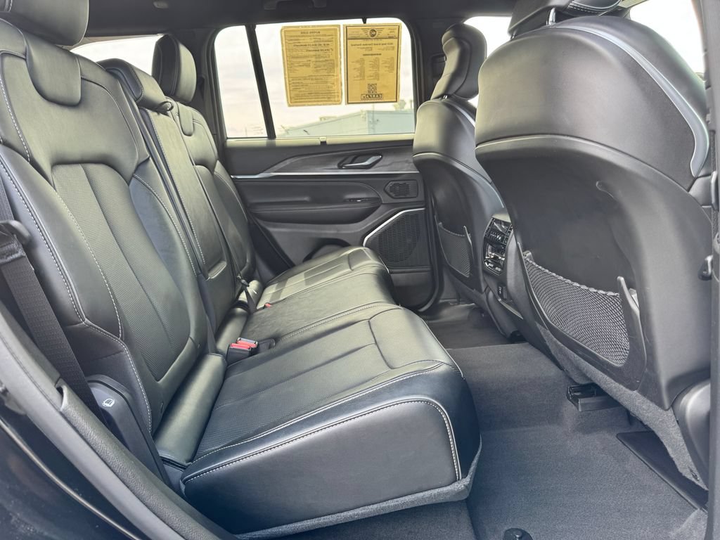 Used 2023 Jeep Grand Cherokee Overland w/ Luxury Tech Group IV AWD/4WD image 14
