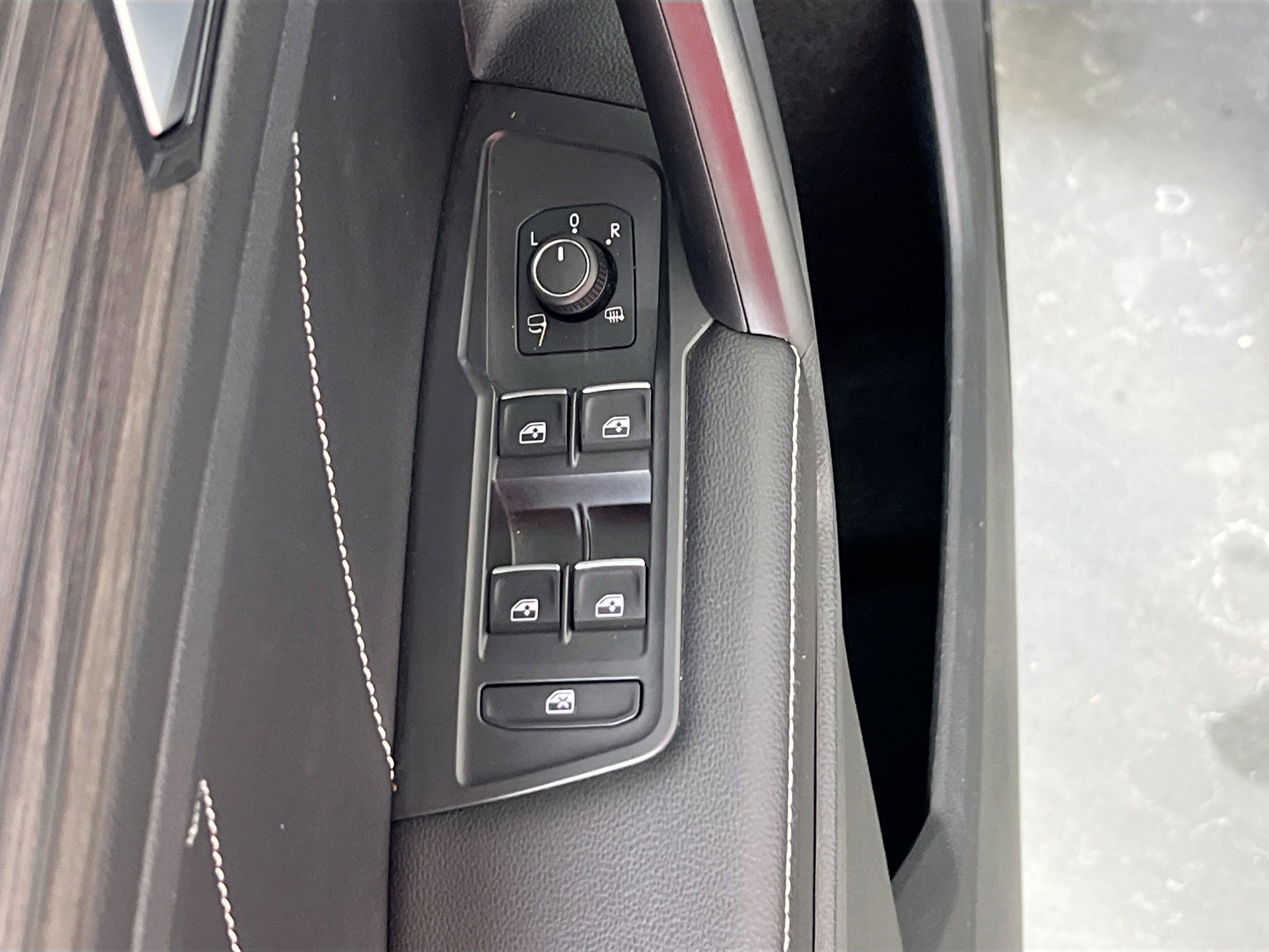 Used 2022 Volkswagen Tiguan SEL R-Line AWD/4WD image 18