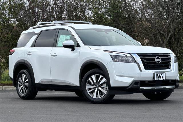 New 2025 Nissan Pathfinder SL image 2