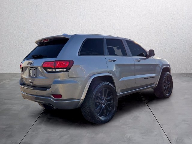 Used 2017 Jeep Grand Cherokee Altitude AWD/4WD image 4