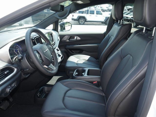 New 2026 Chrysler Pacifica Select image 2