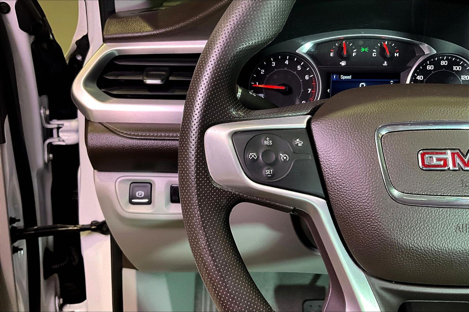 Used 2022 GMC Acadia SLE FWD image 12