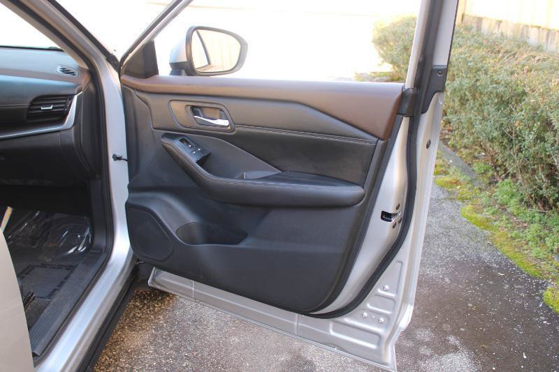 Used 2022 Nissan Rogue SV w/ SV Premium Package FWD image 16