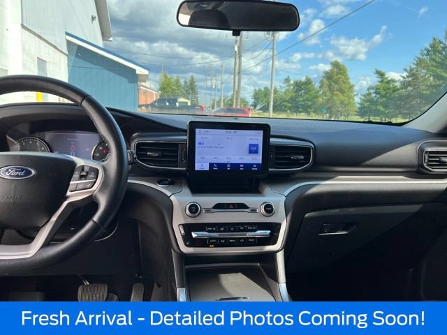 Used 2023 Ford Explorer XLT w/ XLT Sport Appearance Package AWD/4WD image 9
