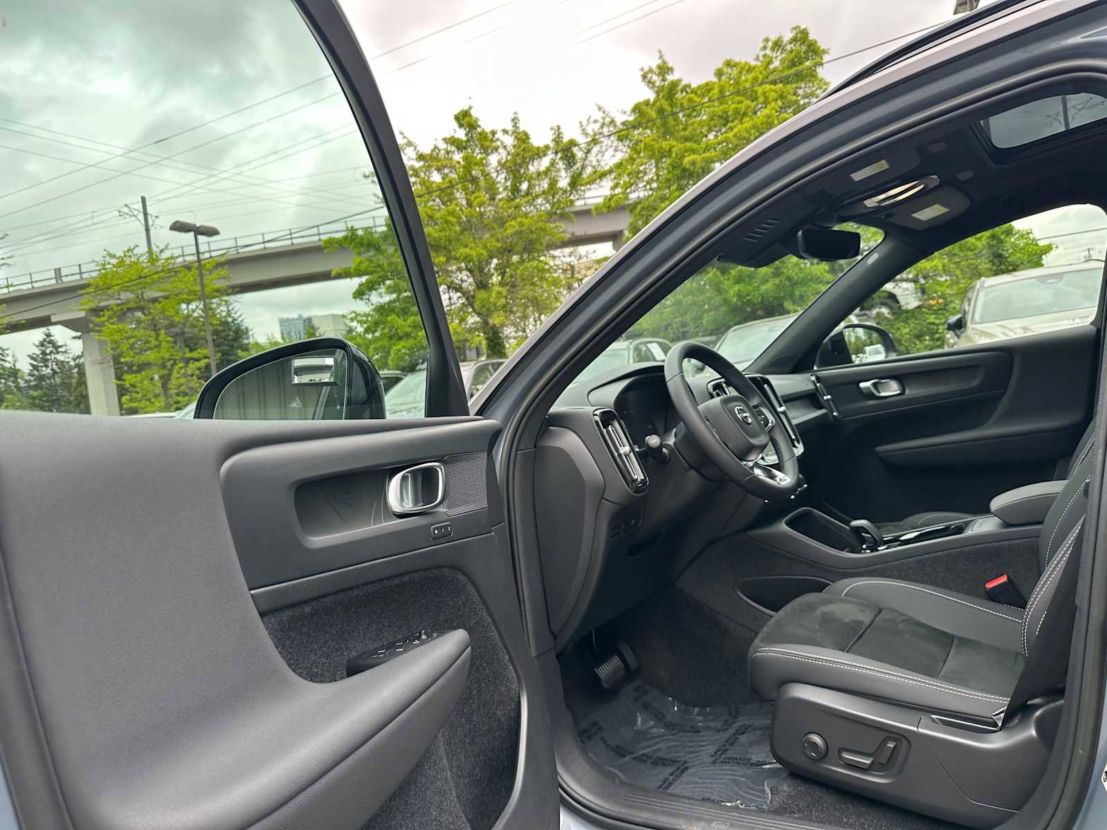 Used 2023 Volvo XC40 Recharge Plus w/ Protection Package Premier AWD/4WD image 19