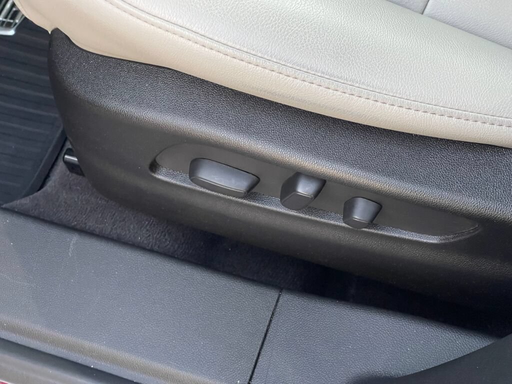 Used 2023 Cadillac XT4 Luxury w/ Cold Weather Package FWD image 7