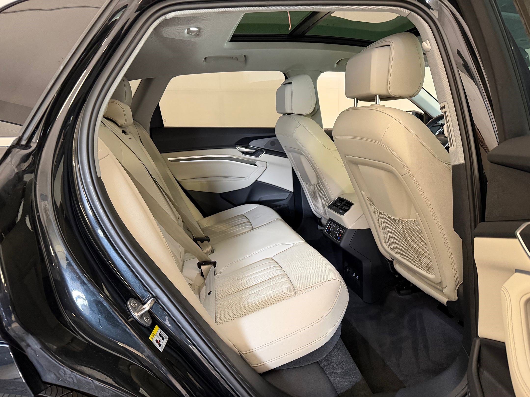 Used 2024 Audi Q8 e-tron Premium Plus w/ Premium Plus Package image 29