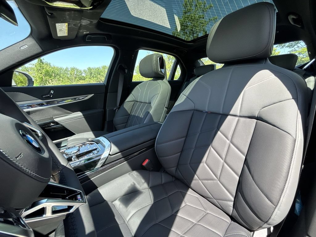 Used 2026 BMW 760i xDrive w/ Luxury Rear Seating Package AWD/4WD image 13