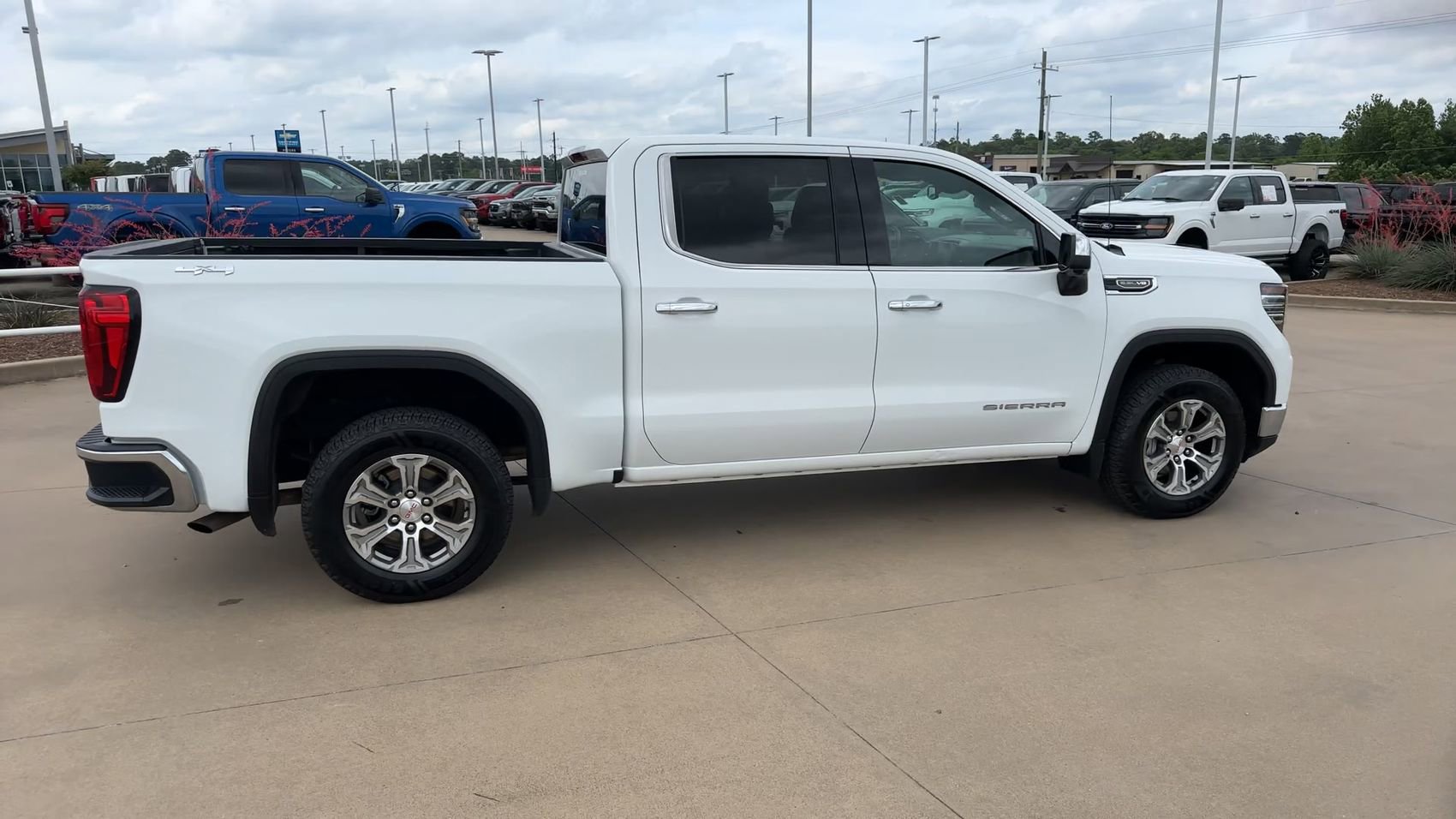 Used 2025 GMC Sierra 1500 SLT AWD/4WD image 9
