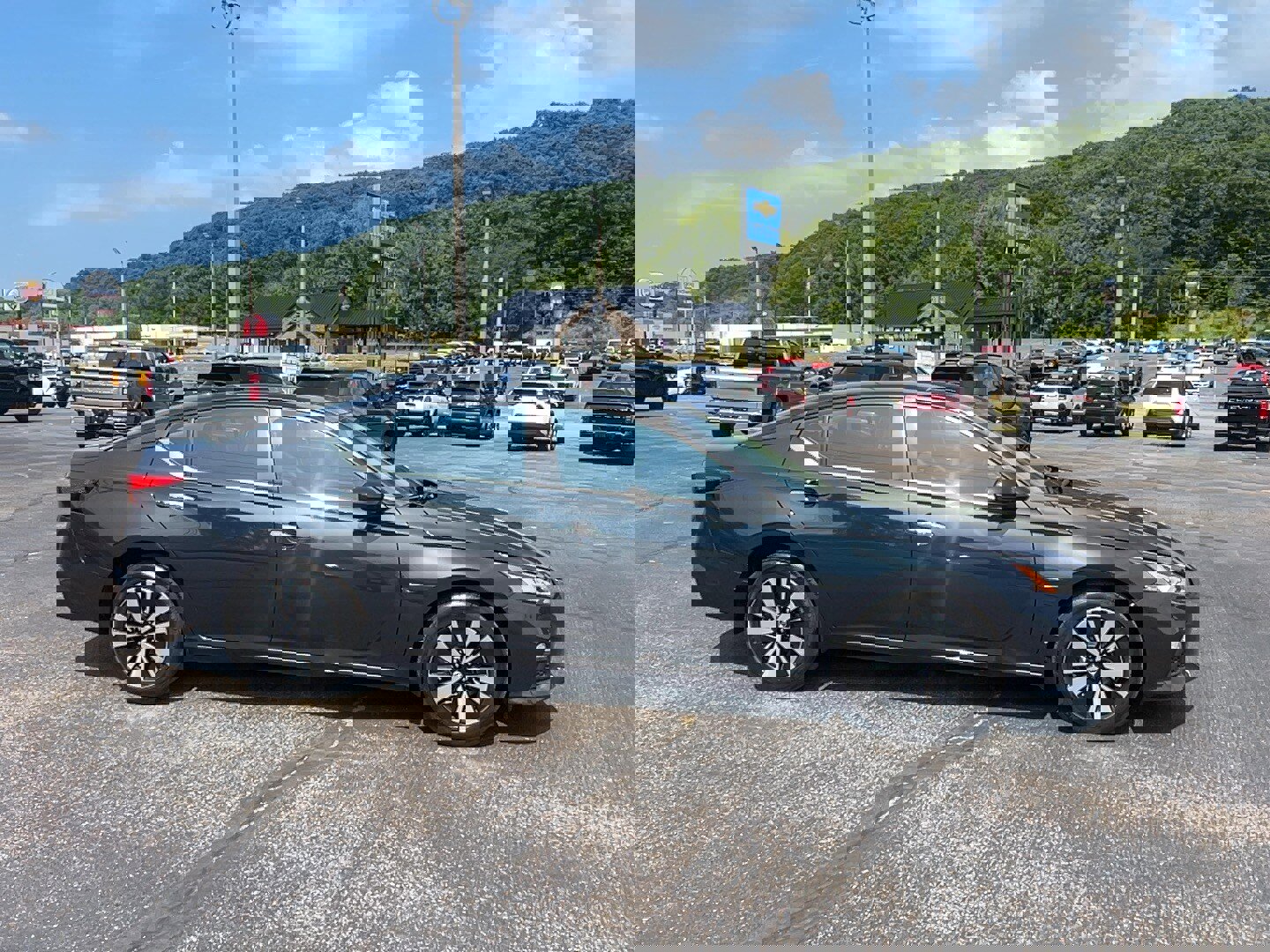 Used 2022 Nissan Altima 2.5 SV w/ SV Premium Package image 3