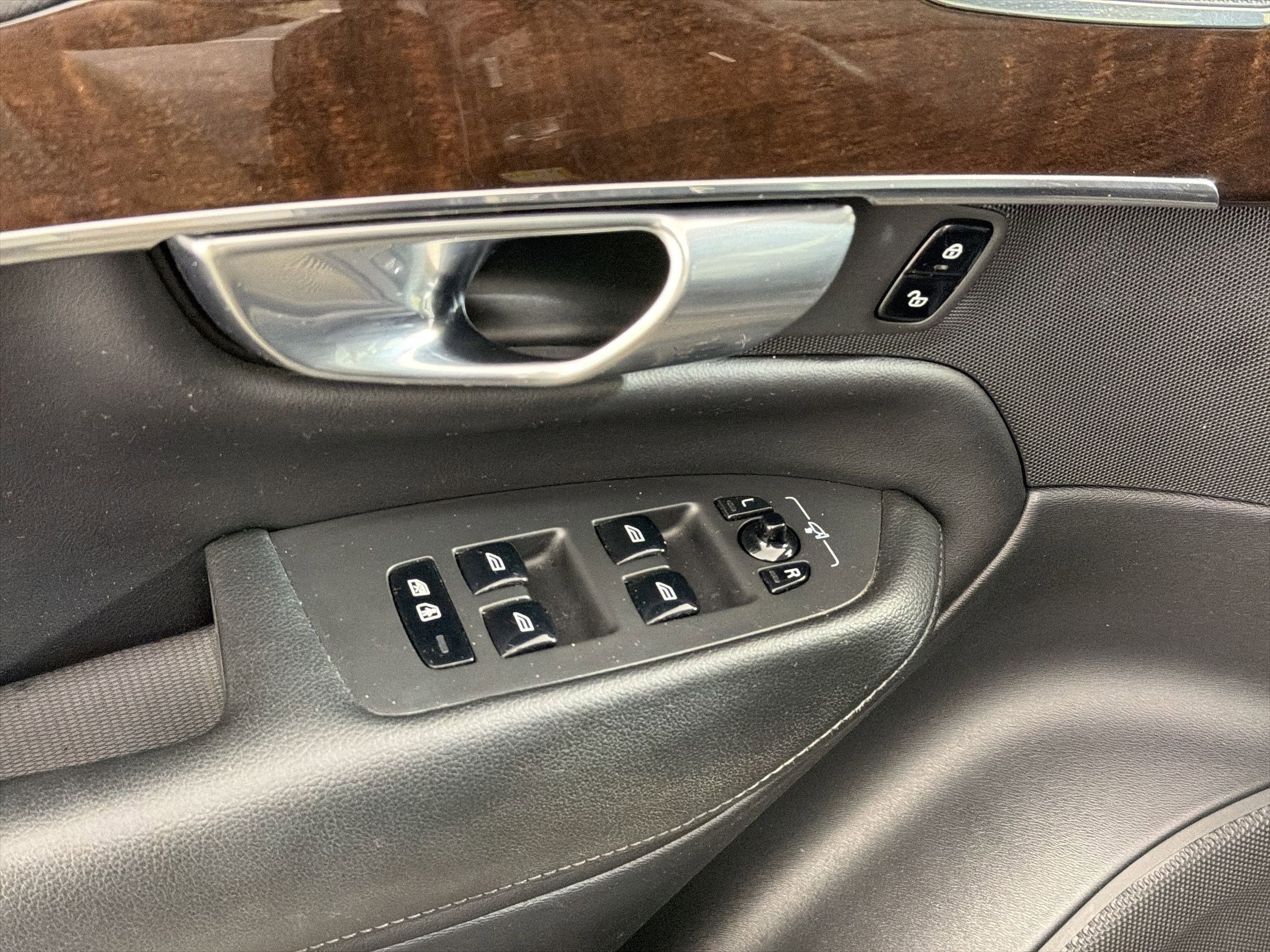 Used 2019 Volvo XC90 T5 Momentum w/ Protection Package Premier image 22