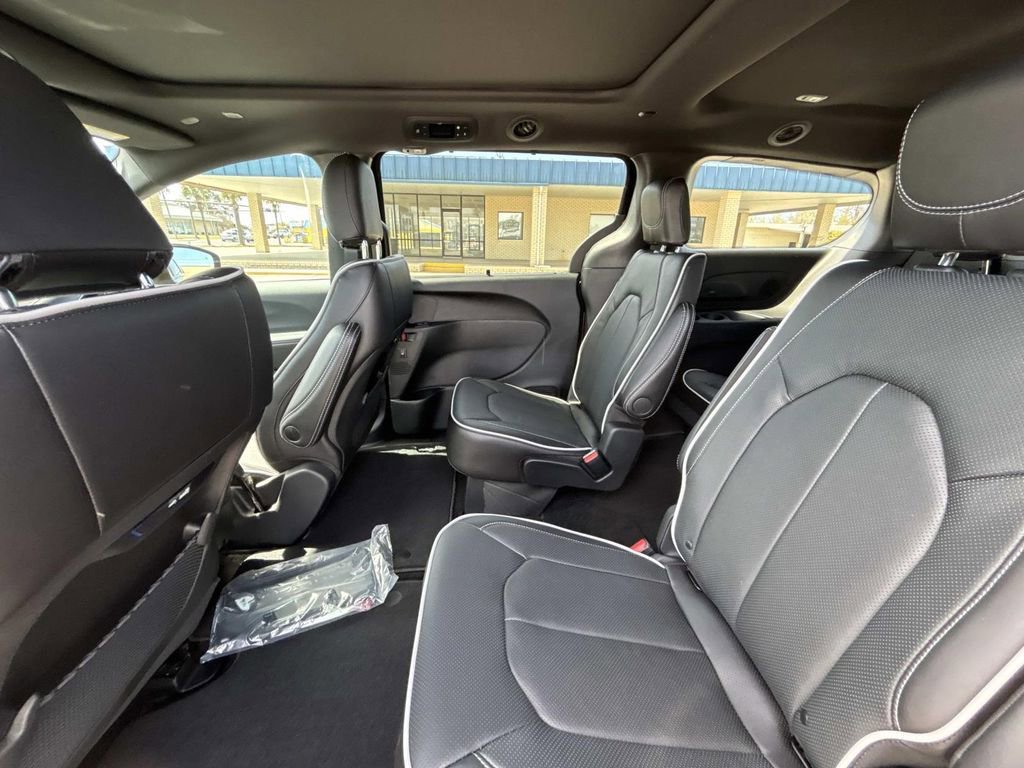 New 2026 Chrysler Pacifica Limited FWD image 11