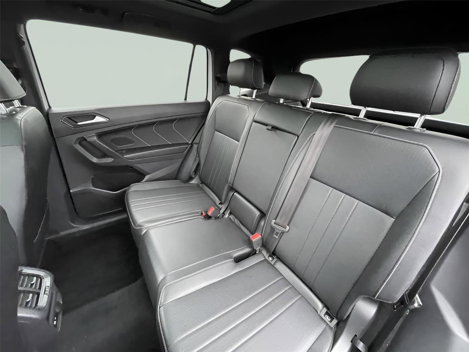 Used 2022 Volkswagen Tiguan SE R-Line image 17
