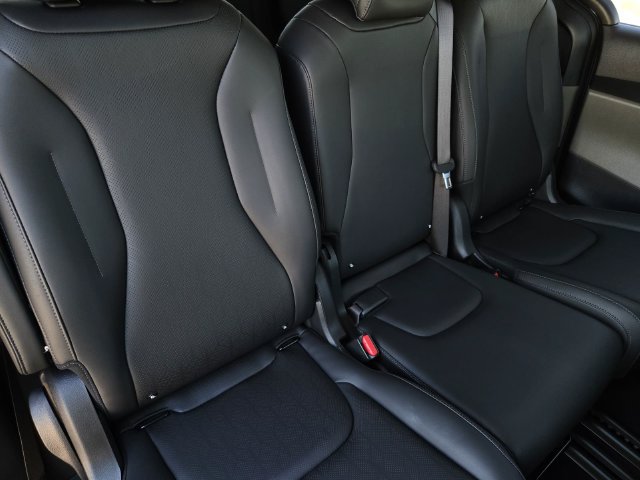 Used 2026 Kia Carnival FWD image 11