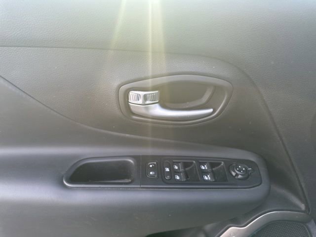 Used 2021 Jeep Renegade Limited w/ Luxury Group II image 9