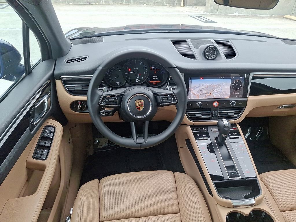 Certified 2025 Porsche Macan image 13