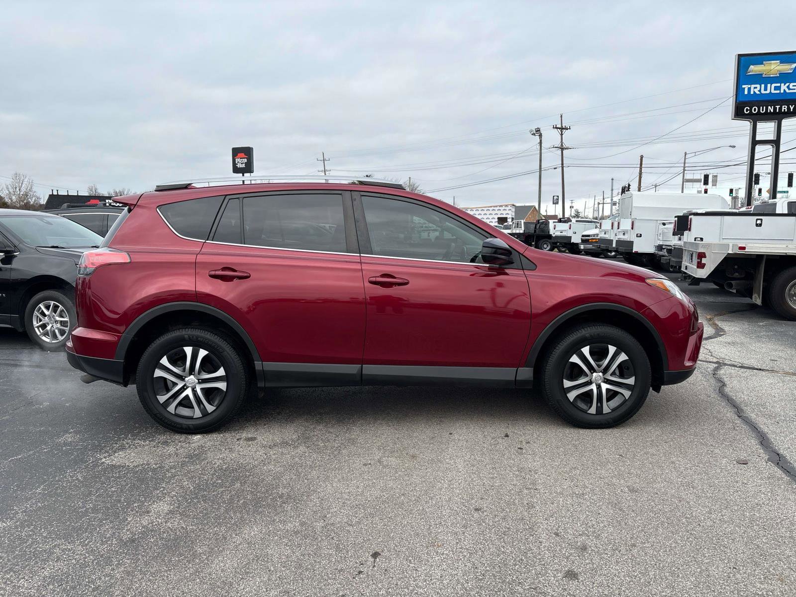 Used 2018 Toyota RAV4 LE image 7