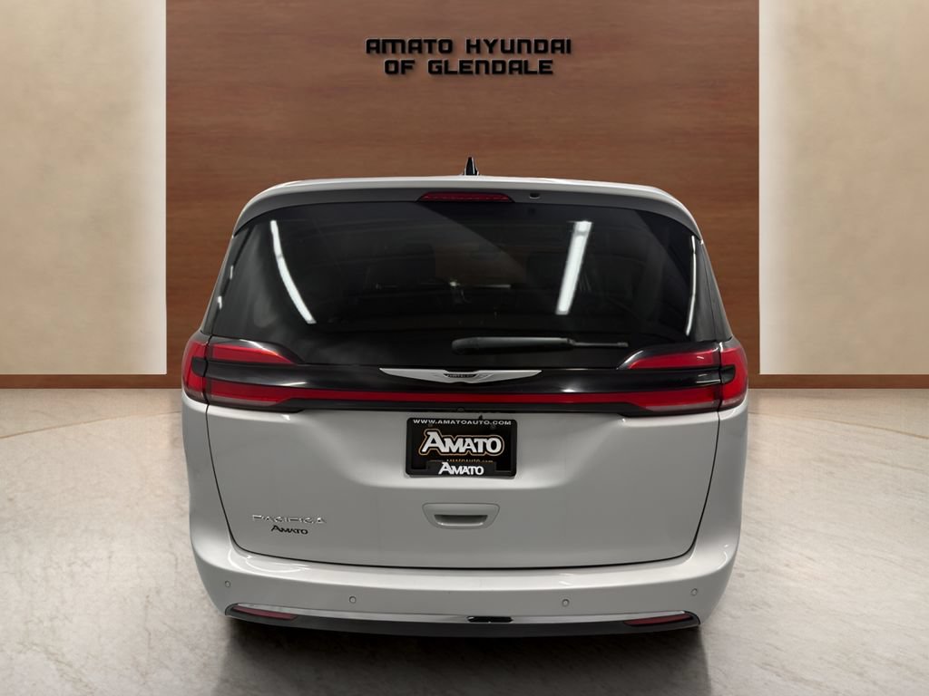 Used 2023 Chrysler Pacifica Touring-L FWD image 5